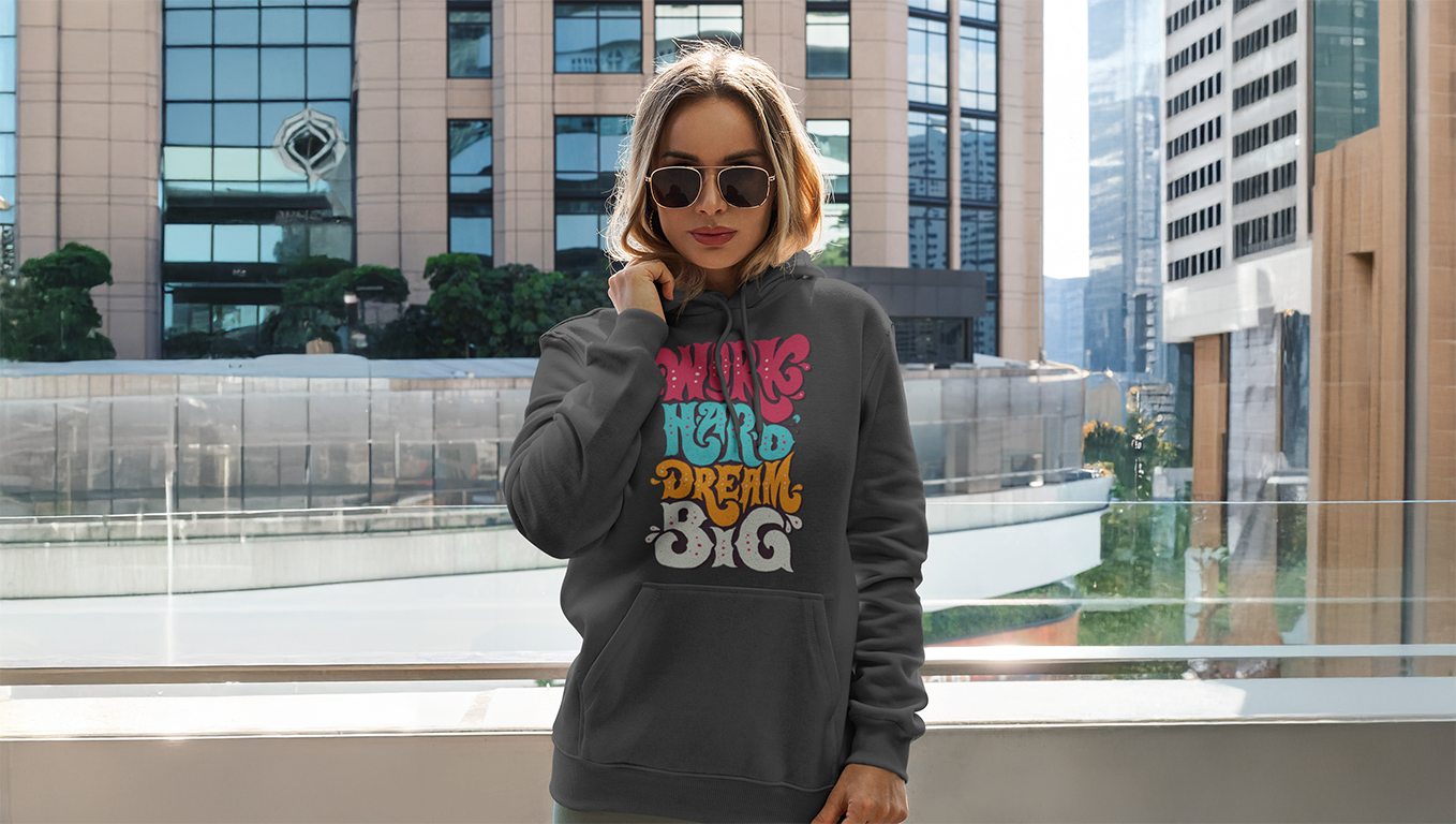 Eine Frau trägt einen stylischen Hoodie, auf dem ein lebendiger DTF-Druck zu sehen ist. Die innovative Direct-to-Film-Technologie sorgt für brillante Farben und detailreiche Designs, die den Hoodie zu einem echten Blickfang machen.